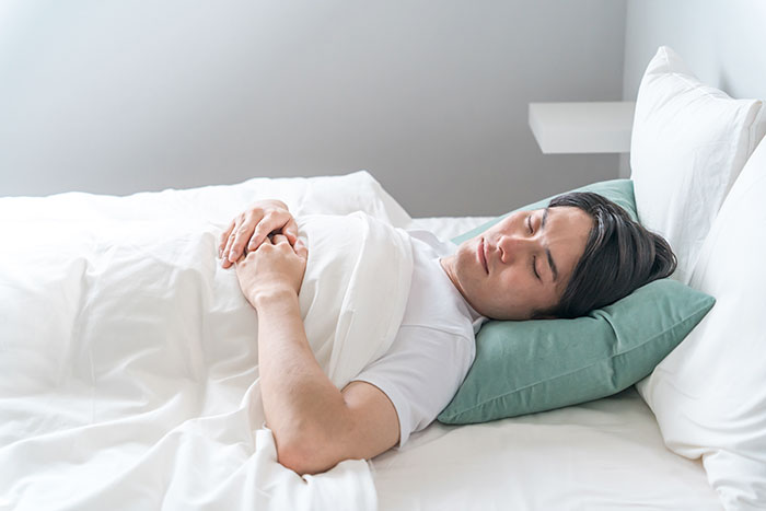 睡眠中の男性