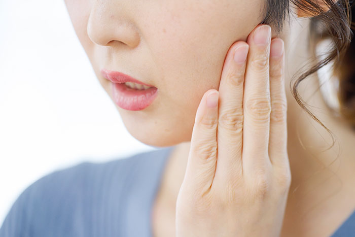 顎を抑える女性