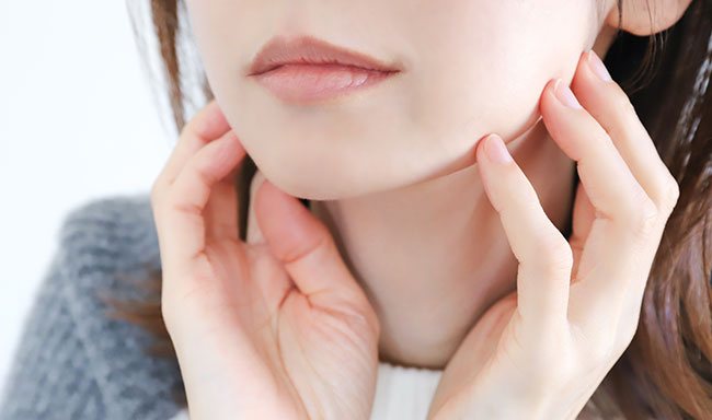 あごを抑える女性